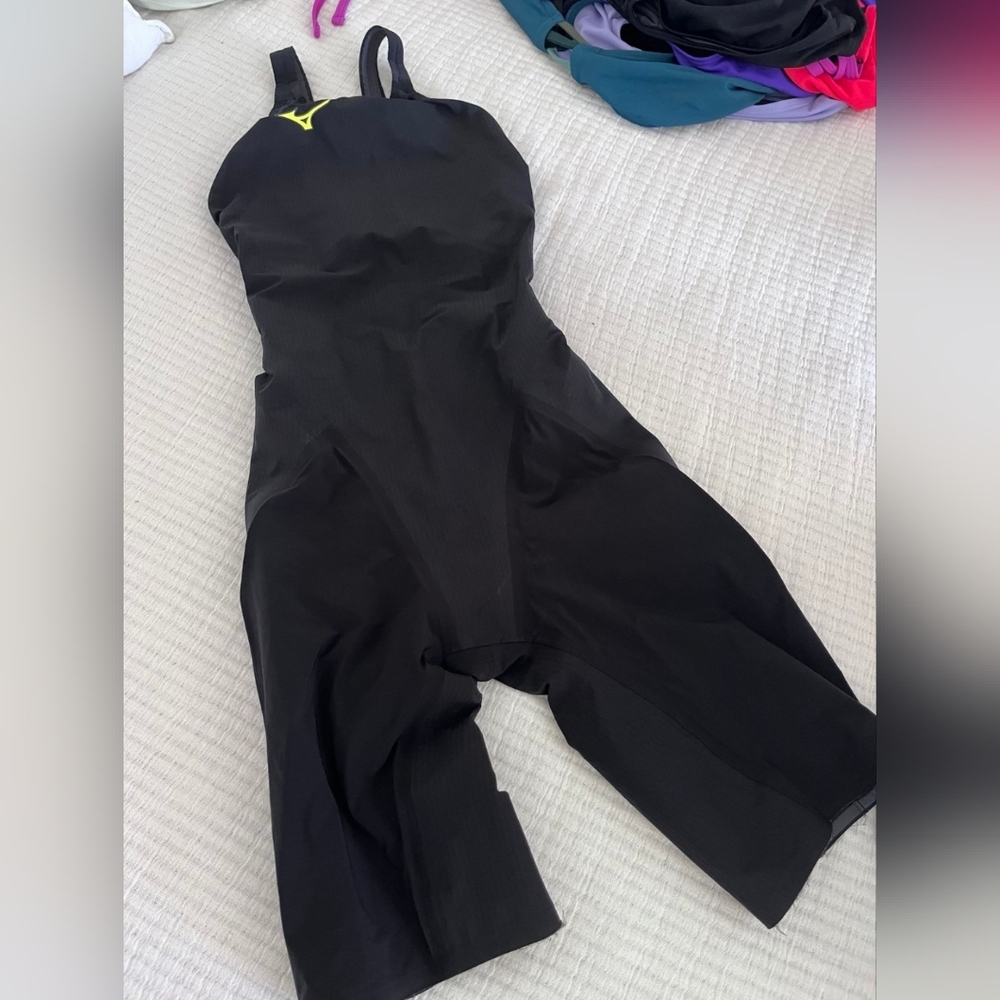 Mizuno tech suit